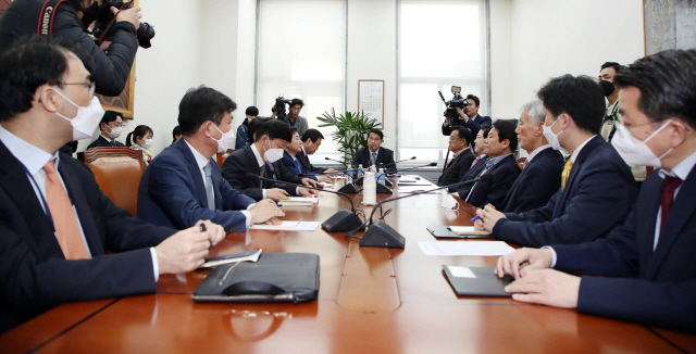 윤상현 국회 외교통일위원장 및 외통위원들이 지난 4월 오전 서울 여의도 국회 외통위원장실에서 간담회를 갖고 유대종 외교부 기획조정실장, 이상민 통일부 기획조정실장 등으로부터 김정은 북한 국무위원장의 건강이상설과 한미 방위비 분담금 특별협정 관련해 보고를 받고 있다./권욱기자