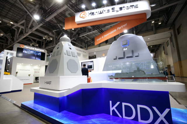 한화시스템이 국제해양방위산업전(MADEX) 2019에서 전시한 한국형 차기 구축함(KDDX) 통합마스트(IMAST)’./사진제공=한화시스템