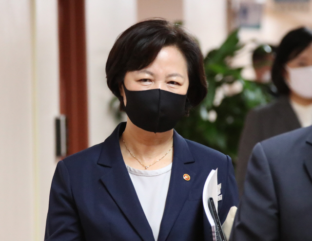 추미애 법무부 장관이 지난 15일 정부서울청사에서 열린 국무회의에 참석하고 있다./연합뉴스