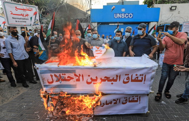 팔레스타인인들이 15일(현지시간) 가자지구 중심도시 가자시티에서 이스라엘과 아랍에미리트(UAE), 바레인의 관계 정상화 협정을 규탄하는 시위를 벌이고 있다. /AFP연합뉴스