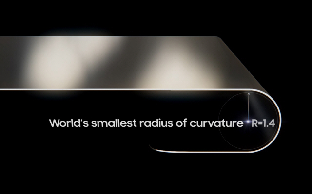 삼성디스플레이는 16일 최근 양산에 성공한 1.4R 폴더블 OLED를 소개했다./사진제공=삼성디스플레이