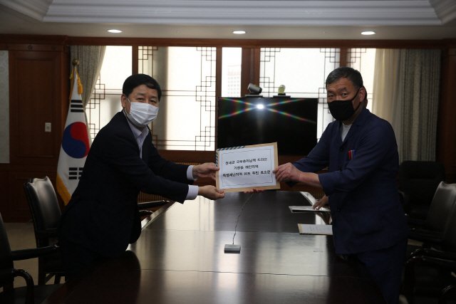 16일 오규석(오른쪽) 기장군수가 정부서울청사를 방문해 구윤철 국무조정실장과 면담하고 ‘특별재난지역 선포 주민 호소문’을 전달했다./사진제공=기장군