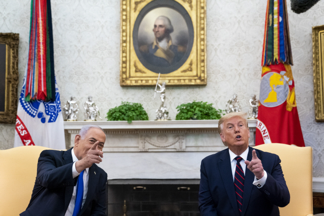도널드 트럼프(오른쪽) 미국 대통령이 베냐민 네타냐후 이스라엘 총리와 대화하고 있다. /UPI연합뉴스