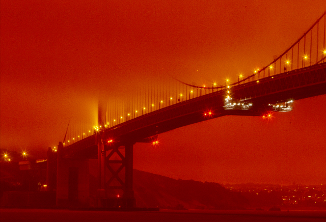 최근 미국 서부를 강타한 대형산불로 인해 샌프란시스코 골든브릿지(금문교)가 주황색 연무에 휩싸여 있다.