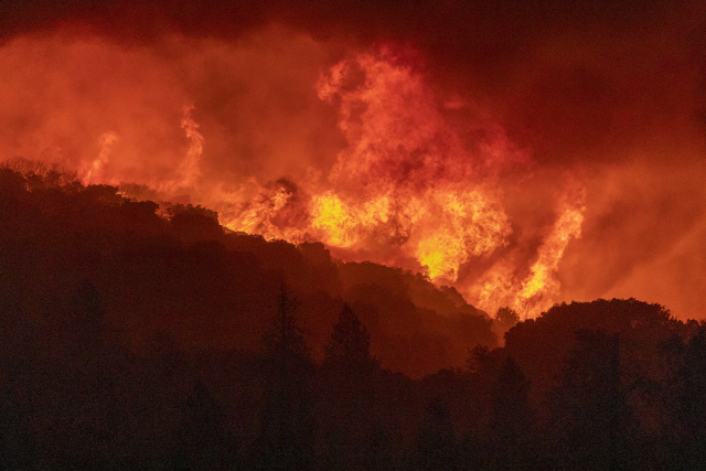 지난 5일(현지시간) 미국 캘리포니아주 유카이파 지역에 대형 산불이 활활 타고 있다.