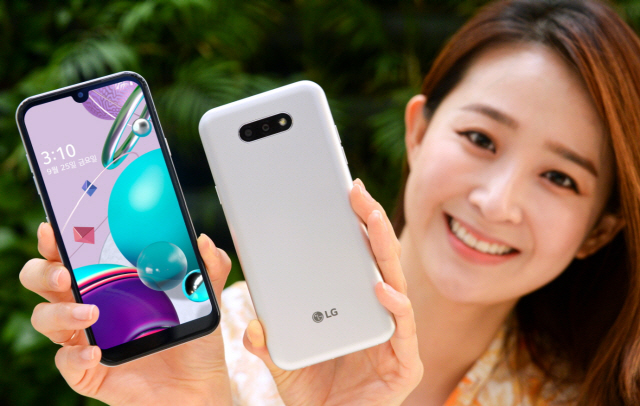 LG전자 모델이 실속형 스마트폰 LG Q31을 소개하고 있다./사진제공=LG전자