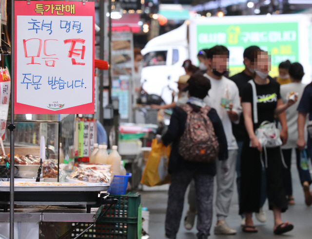 홍남기 '전통시장에 온라인 배달체계 갖추겠다'...2025년까지 500곳