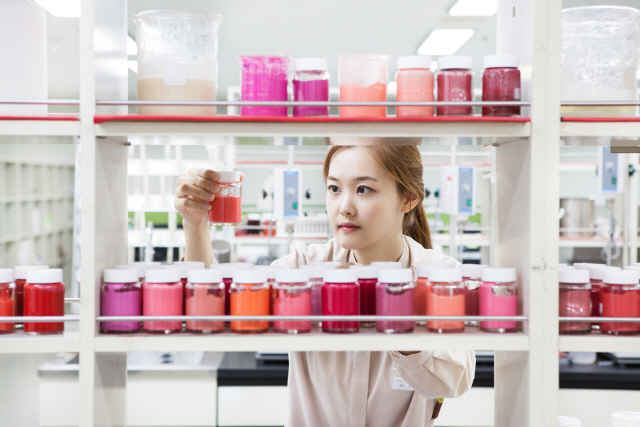 한국콜마의 화장품 연구원이 색조 화장품의 색감을 관찰하고 있다. /사진제공=한국콜마