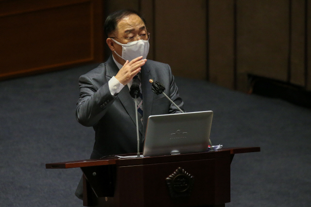 홍남기 경제부총리가 16일 오후 서울 여의도 국회 본회의에서 진행된 경제분야 대정부질문에서 의원 질의에 답변하고 있다. /연합뉴스