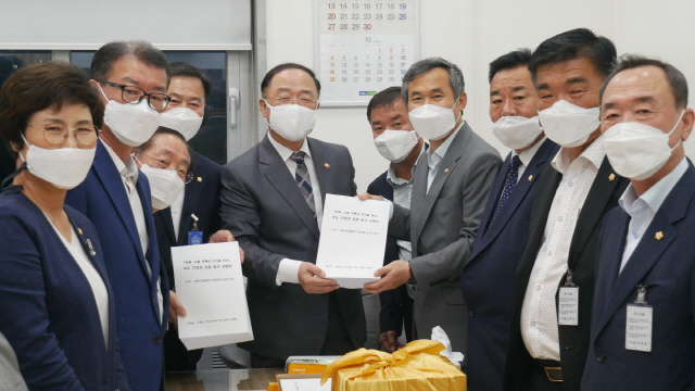 김승남 더불어민주당 국회의원과 장흥군·고흥군의회 의원들이 지난 16일 국회에서 홍남기 경제부총리 겸 기획재정부 장관과 면담을 갖고 장흥 수문~고흥 녹동 연륙교 추진을 위한 국도77호선 승격 지정 촉구 서명부를 전달하고 있다. /사진=김승남 의원실