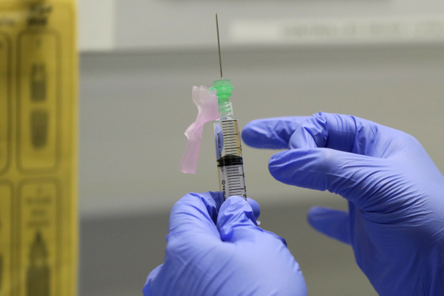 영국의 한 연구자가 코로나19 백신 테스트를 준비하고 있다. /AP연합뉴스