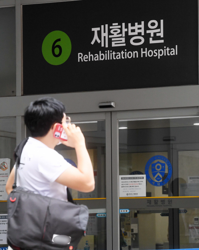코로나19 확진자가 다수 발생한 서울 서대문구 신촌세브란스병원 재활병원에서 관계자들이 분주하게 움직이고 있다./권욱기자