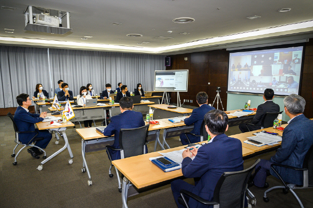 한국철도 손병석(사진 왼쪽에서 첫번째) 사장이 16일 영상으로 진행된 ‘제35차 국제철도협력기구(OSJD) 사장단 회의’에 참석해 회원국과 의견을 교환하고 있다. 사진제공=한국철도