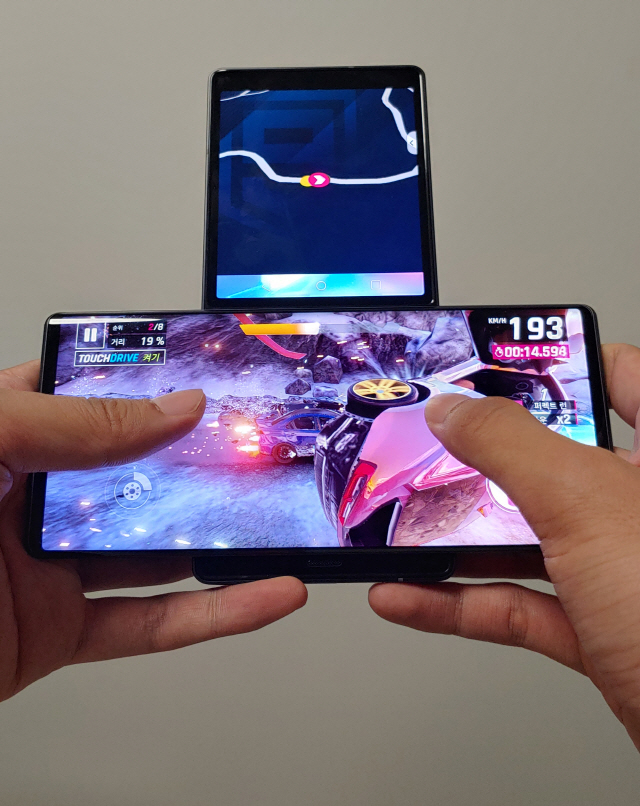 LG전자의 신형 스마트폰 ‘LG윙’으로 게임 ‘아스팔트 9’을 하고 있다. 메인 스크린에는 게임이 실행되고 보조 스크린에는 미니 맵이 표시되어 한층 더 몰입됐다./김성태기자