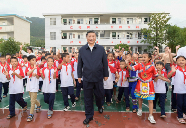[사진] 초등학교 찾은 시진핑…모두 '노 마스크'