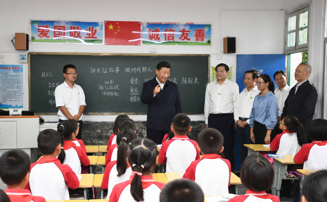 16일(현지시간) 시진핑 중국 국가 주석이 후난성 루청현의 한 초등학교를 방문해 학생들에게 덕담을 건네고 있다. 이날 시 주석과 학생들은 모두 마스크를 착용하지 않았다./신화연합뉴스