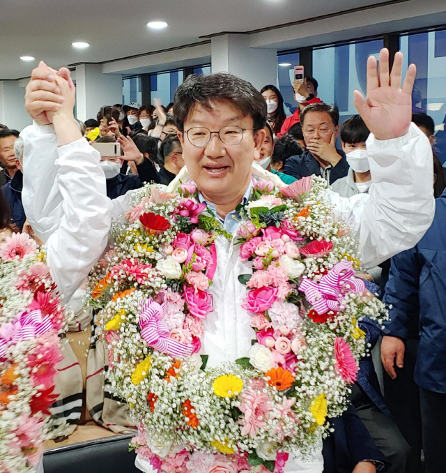 지난 4월 15일 총선에서 강릉선거구 무소속 권성동 후보가 당선이 확실시되자 지지자로부터 꽃다발을 받고 인사하고 있다. /연합뉴스