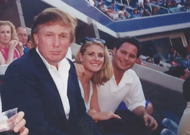 도널드 트럼프(왼쪽) 미국 대통령에게 성추행을 당했다고 주장한 에이미 도리스(왼쪽에서 두번째)가 주장을 뒷받침하기 위해 가디언에 제시한 사진./가디언 홈페이지 캡처