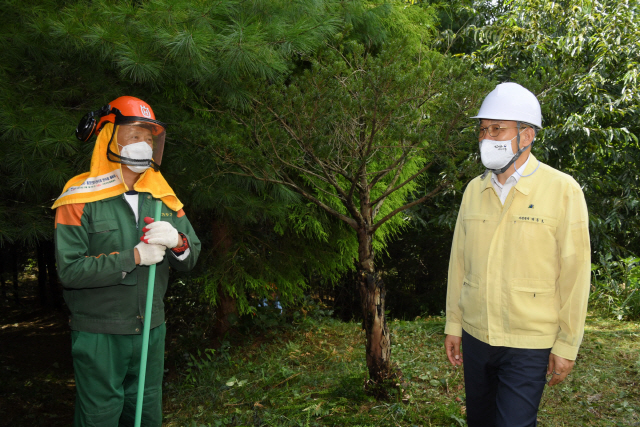박종호(사진 오른쪽) 산림청장이 충남 서천 벌초 대행 서비스 현장을 찾아 작업자를 격려하고 안전사고예방을 당부하고 있다. 사진제공=산림청