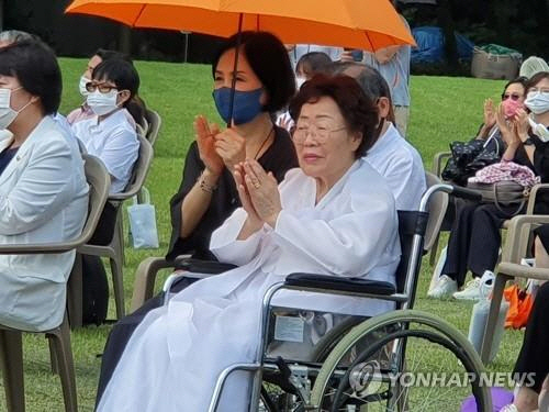 지난달 14일 충남 천안 국립 망향의 동산에서 열린 ‘일본군 위안부 피해자 기림의 날’ 행사에 참석한 이용수 할머니. /연합뉴스