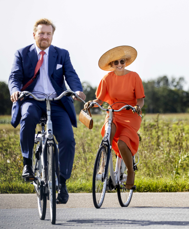 자전거 타는 네덜란드 국왕 부부
