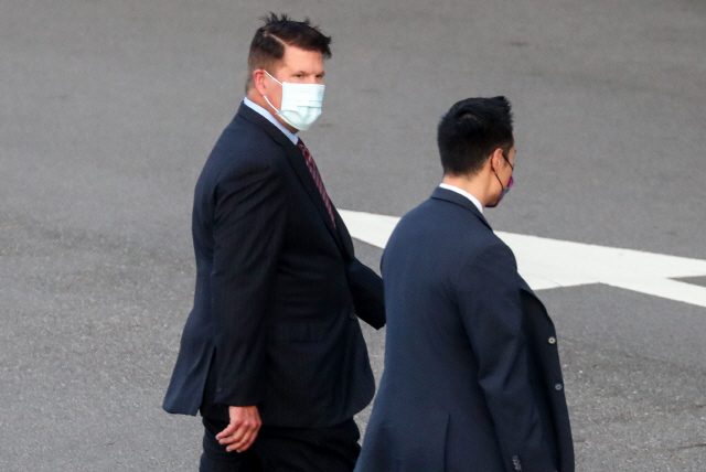 17일(현지시간) 대만 쑹산공항에 도착한 키스 크라크(왼쪽) 미국 국무부 경제담당 차관./AP연합뉴스