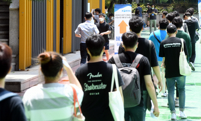 지난 6월 서울 한 대학에 마련된 공기업 상반기 신입사원 채용 필기시험 고사장에 응시생들이 입실하고 있다./성형주기자