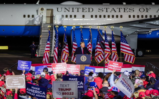 도널드 트럼프 미국 대통령이 17일(현지시간) 위스콘신주 공항에 세워진 자신의 전용기 ‘에어포스원’ 앞에서 많은 지지자에게 연설을 하고 있다.    　 /EPA연합뉴스