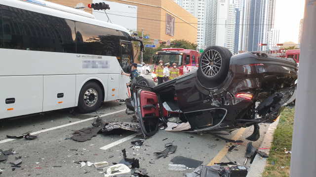 14일 부산 해운대구 중동역 인근 교차로에서 7중 충돌 사고가 나 운전자 등 7명이 다쳤다./연합뉴스