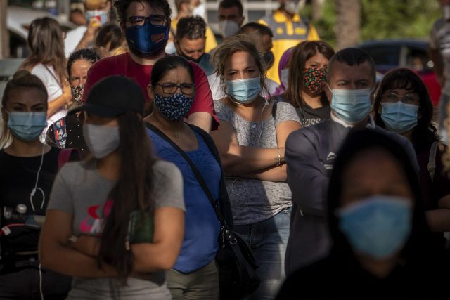 스페인 바르셀로나에서 마스크를 쓴 시민들이 지나고 있다./AP연합뉴스