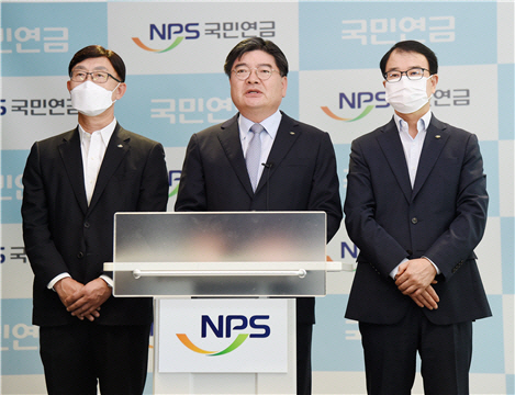 김용진(가운데) 국민연금공단 이사장(가운데)이 20일 사과문을 발표하고 있다./사진제공=국민연금