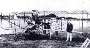 동양인이 최초로 설계 제작한 동력비행기 펑루 1호가 1909년 9월 21일 시험비행을 준비 중인 모습.