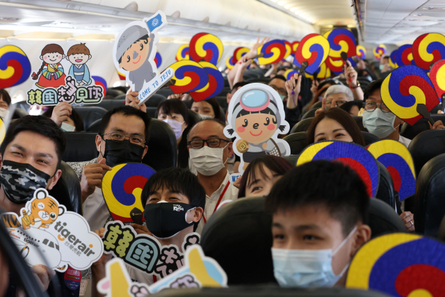 대만관광객들이 항공기 이륙 전 기내에서 한국 부채를 들고 기념사진을 촬영하고 있다./사진제공=한국관광공사
