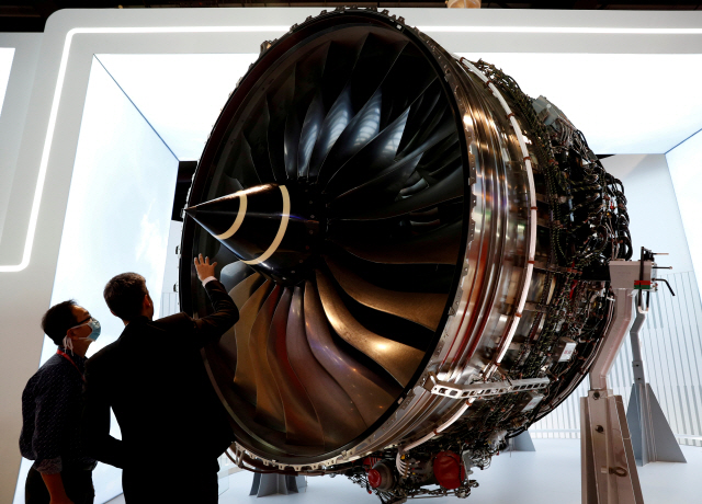 지난 2월 열린 싱가포르 에어쇼에서 관람객들이 롤스로이스의 ‘트렌트 엔진’을 살펴보고 있다. /로이터연합뉴스