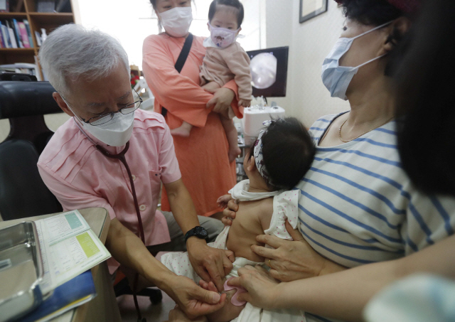 인플루엔자(독감) 국가예방접종 시행 첫 날인 8일 오전 서울 송파구의 한 소아병원에서 의사가 독감 접종을 하고 있다.  /이호재기자