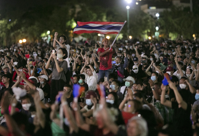 태국 방콕 왕궁 인근 싸남루앙 광장에 19일(현지시간) 반정부 시위대가 운집해 있다. /AP연합뉴스