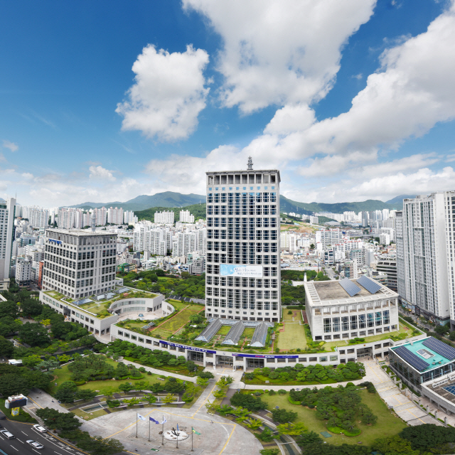 부산의 매력을 해외에 알릴 부산관광 영어 유튜브 크리에이터단이 본격 활동에 나선다. 부산시청 전경./사진제공=부산시