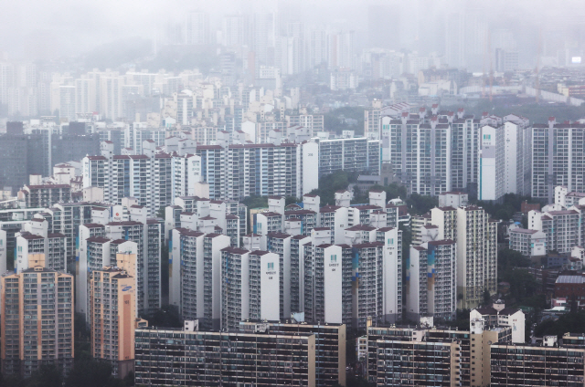 서울 여의도 63빌딩에서 내려다 본 용산, 마포구 일대 아파트가 안개에 뒤덮여 있다.  /연합뉴스