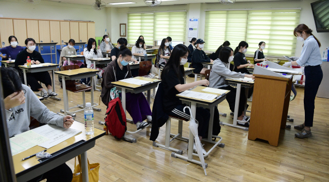 2021학년도 대학수학능력시험을 앞둔 고3 학생들이 지난 16일 오전 서울 영등포구 여의도여자고등학교에서 9월 모의평가를 준비하고 있다. /권욱기자