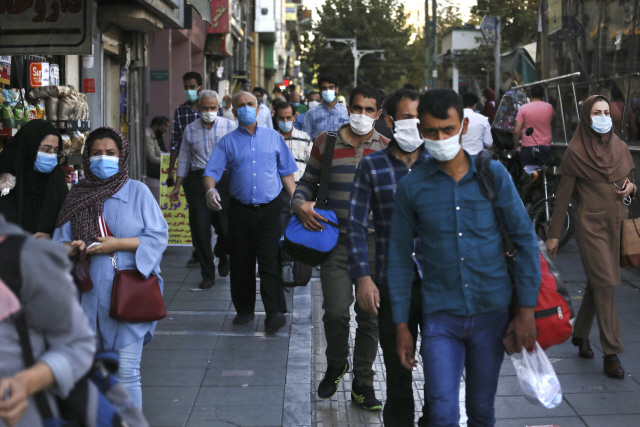 이란 테헤란의 상점가에서 20일 시민들이 마스크를 쓰고 걷고 있다. /AP연합뉴스