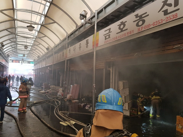 서울 청량리 청과물 시장서 화재… 인명피해는 없어