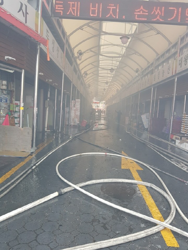 서울 청량리 청과물 시장서 화재… 인명피해는 없어