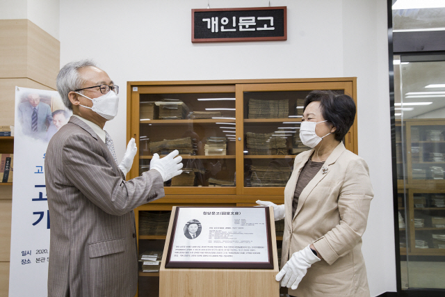 기증 신청자인 윤인현(왼쪽) 대진대 교수와 서혜란 국립중앙도서관 관장./사진제공=국립중앙도서관