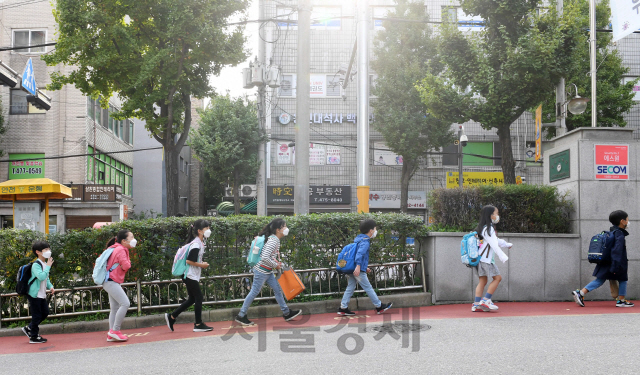 수도권 지역 유치원과 초·중·고교의 등교수업이 재개된 21일 서울 강동구 한산초등학교에서 학생들이 등교를 하고 있다./권욱기자 2020.9.21
