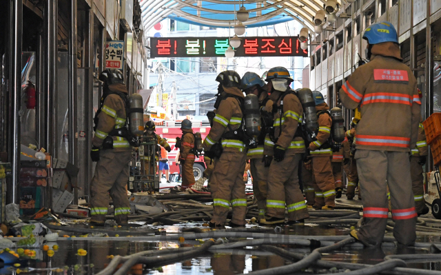 추석을 열흘 앞둔 21일 새벽 화재가 발생한 서울 동대문구 청량리 청과물시장에서 소방관들이 진화작업을 하고 있다./성형주기자 2020.09.21