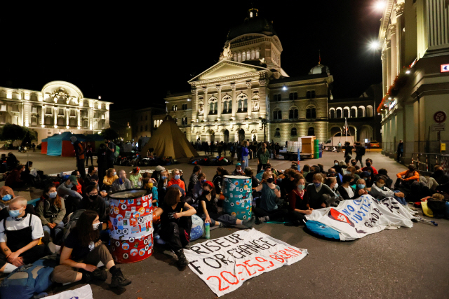 기후변화 활동가들이 스위스 베른에서 열린 시위에 참가하고 있다. /로이터연합뉴스