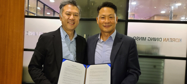 21일 김명종 이트론 대표(왼쪽)와 김대유 SK네트웍스서비스 사업본부장이 업무협약서를 들어보이고 있다.