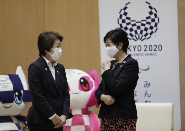 고이케 유리코(오른쪽) 일본 도쿄도지사와 하시모토 세이코 올림픽담당상이 지난 18일 도쿄도 청사에서 대화하고 있다. /AP연합