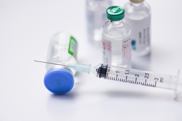 [속보] 정부 독감백신 무료 접종 중단…“유통 과정에 문제”