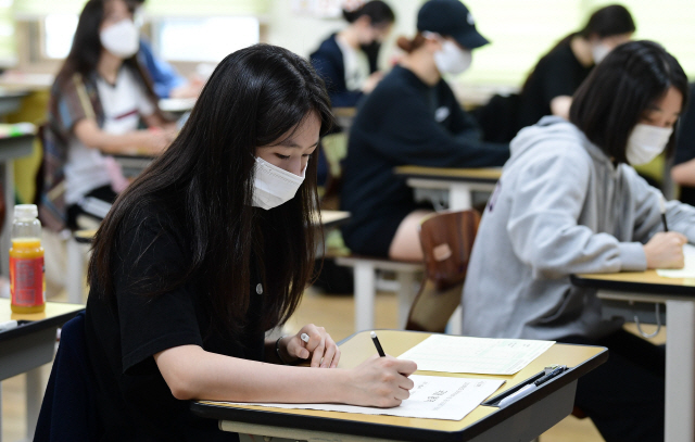 2021학년도 대학수학능력시험을 앞둔 고3 학생들이 지난 16일 오전 서울 영등포구 여의도여자고등학교에서 9월 모의평가를 준비하고 있다. /권욱기자